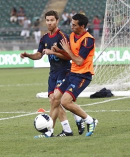 Xabi Alonso lucha un balón con Arbeloa