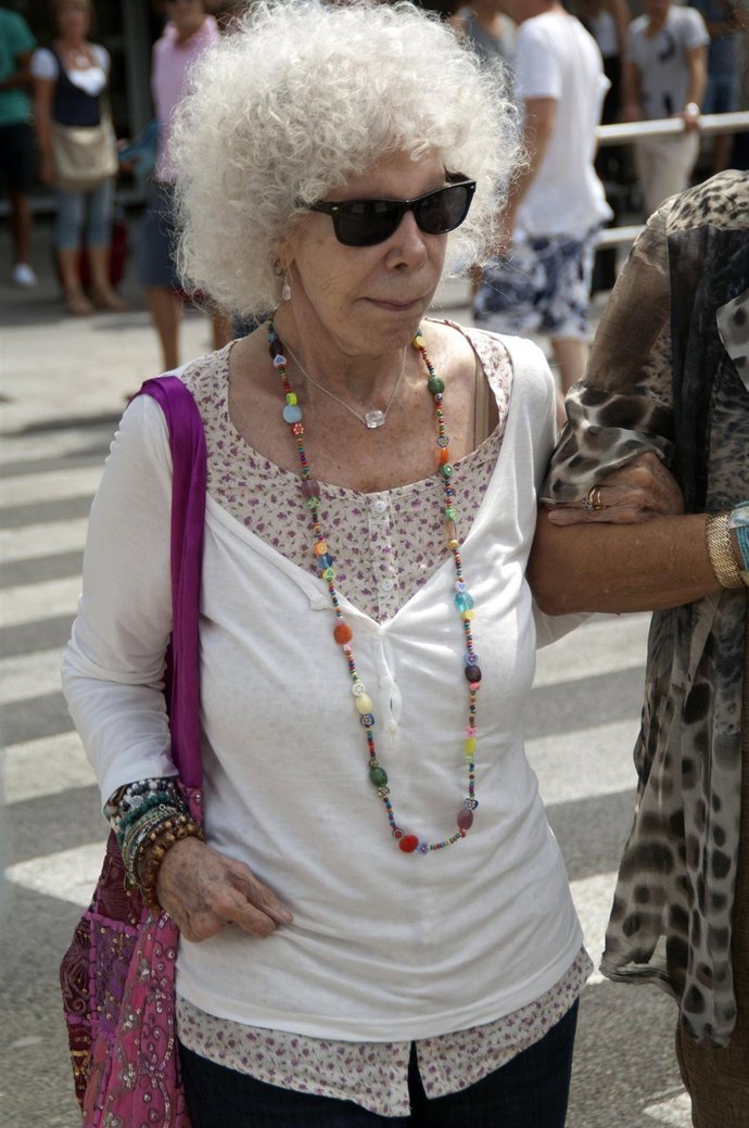 La Duquesa De Alba En Ibiza, Disfrutando De Sus Vacaciones 