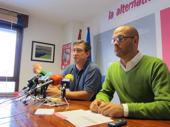 Ignacio Prendes Toma La Palabra, Acompañado Por Humberto R. Solla.