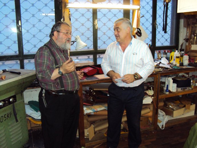 Andrés Llavona, A La Derecha