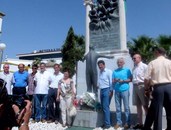 IULV-CA Homenajean A Blas Infante Junto A Su Monumento