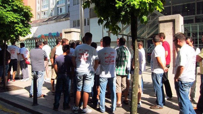 Concentración De Los Trabajadores De Papelera Ante El Gobierno 