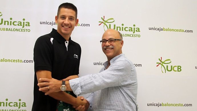 Valters Y El Presidente De La Entidad, Eduardo García, Se Dan La Mano