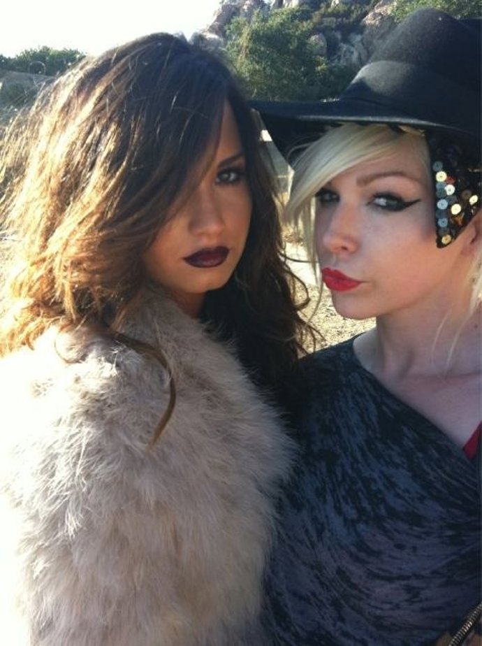 Demi Lovato Maquillada Con Los Labios Negros