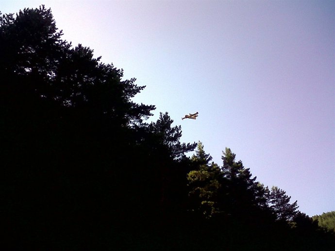 Avioneta De Carga En Tierra Interviene Para Sofocar El Incendio De Urzainqui.