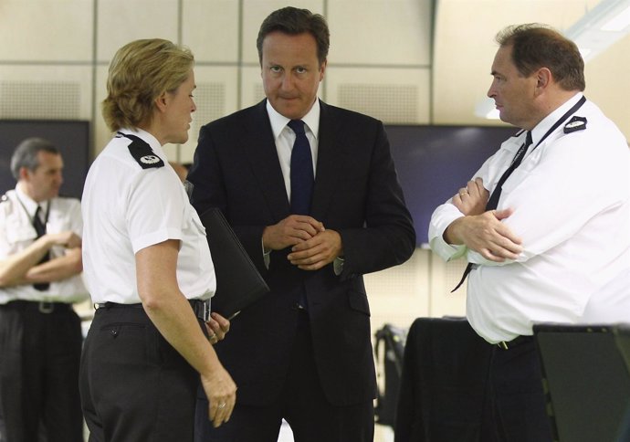 Cameron Visita A La Policía De Reino Unido