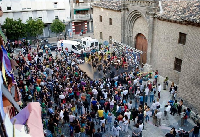 Los Vecinos Del Casco Histórico Colaboran En Las Actividades Previas A La Carrer