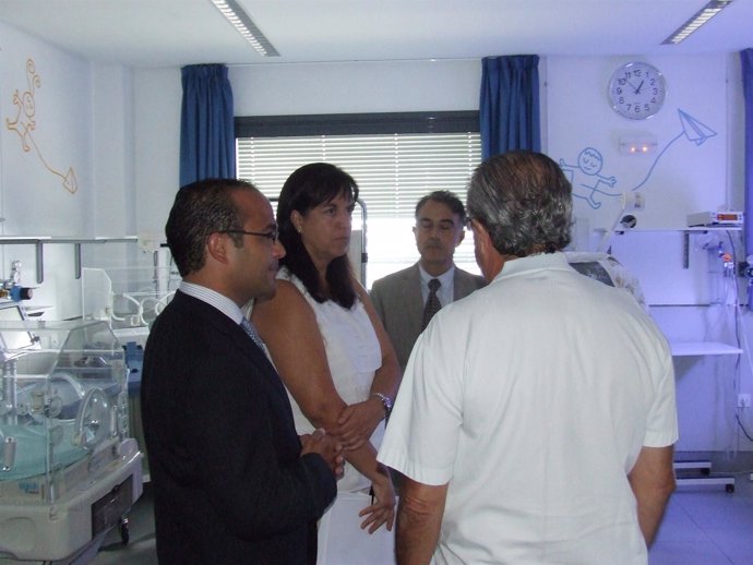 Carmen Castro Visita El Hospital De Manacor 