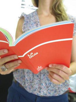 Joven Leyendo La Guía Del Peregrino