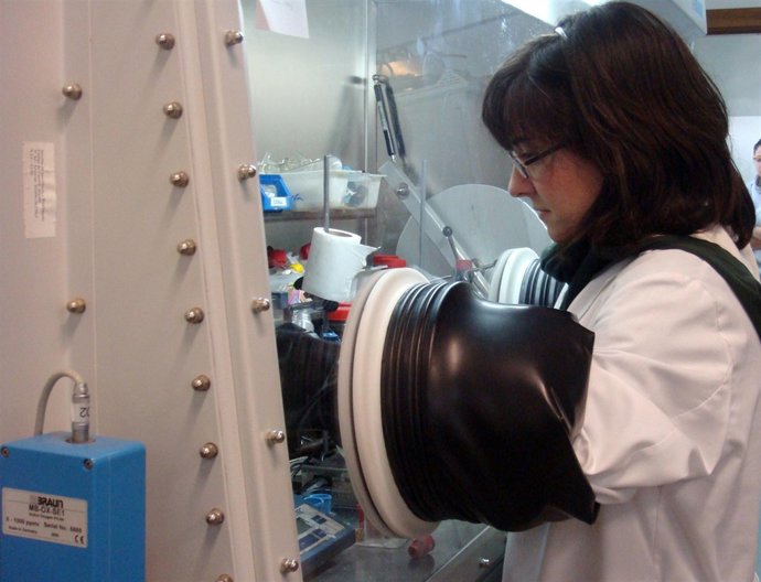 Investigadora En Un Laboratorio De La Universidad De Huelva