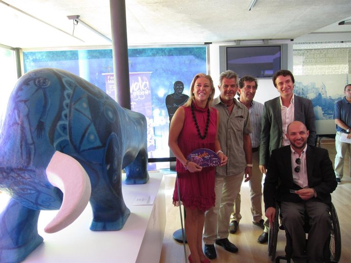 Carolina España Y Raúl López En La Oficina De Turismo De Málaga