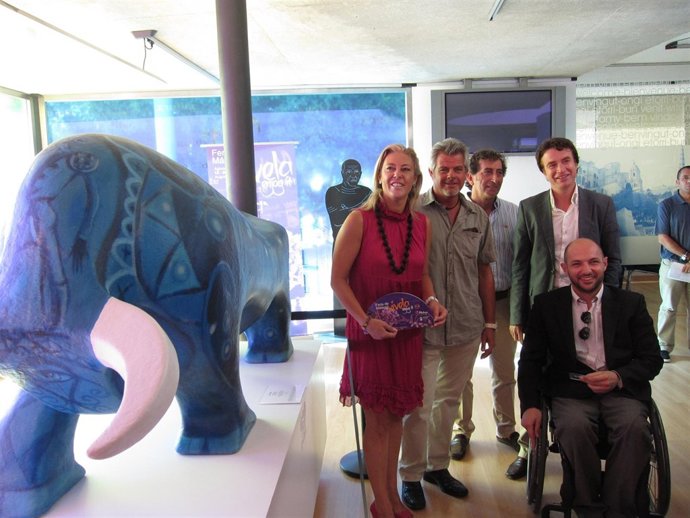 Carolina España Y Raúl López En La Oficina De Turismo De Málaga