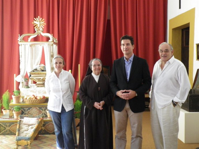 Gilet Junto Con Los Comisarios De La Exposición