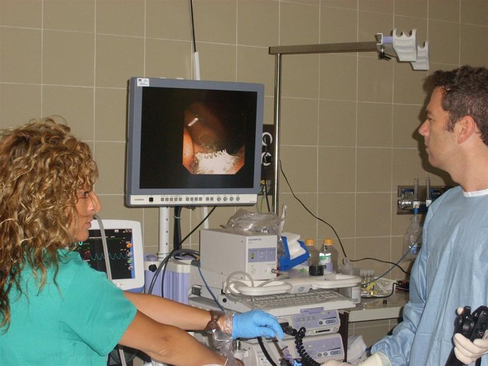 El Doctor Andrés Sánchez Realizando Una Endoscopia