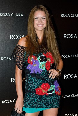 Posado De Zaira Nara, Muy Sonriente Y Vestimenta Muy Colorida 