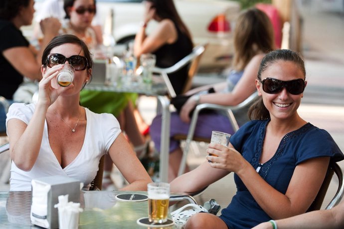 Mujeres consumiendo cerveza