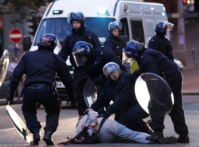 Policía Metropolitana Británica Deteniendo Vándalos A Diestro Y Siniestro