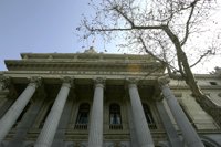 El Ibex 35 sube más de un 4% y roza los 8.300 puntos