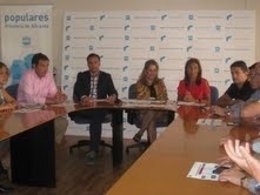 El Comité De Campaña Provincial Durante La Reunión