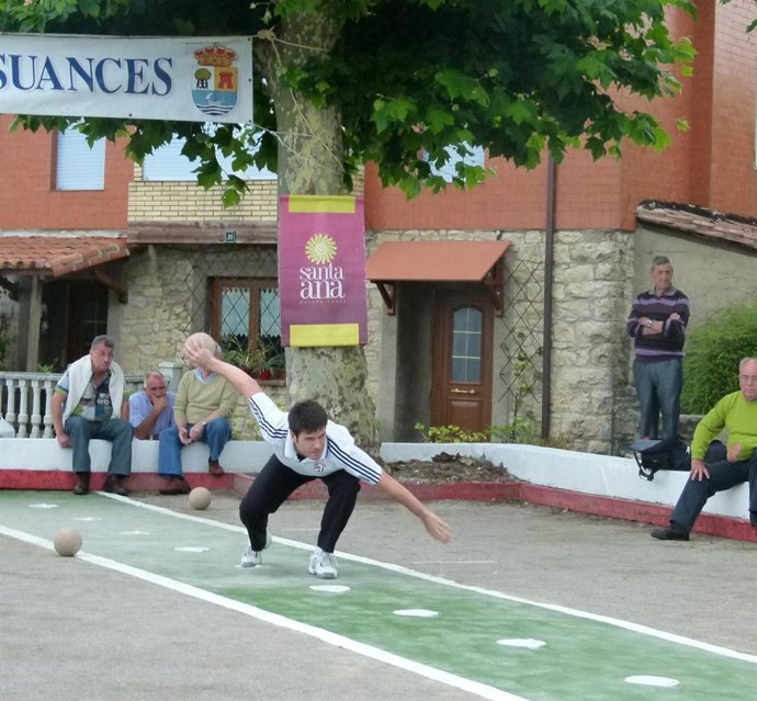 Un Jugador De Bolos En Suances