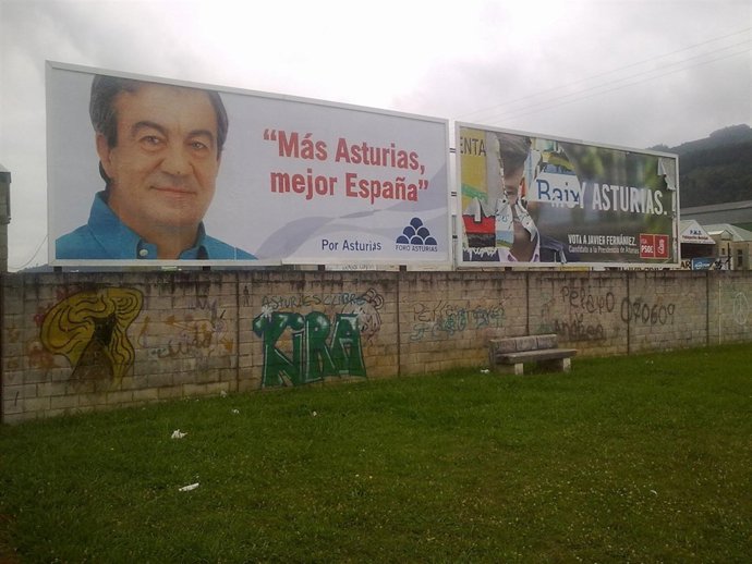 Una De Las Vallas De Francisco Álvarez-Cascos (Foro Asturias)