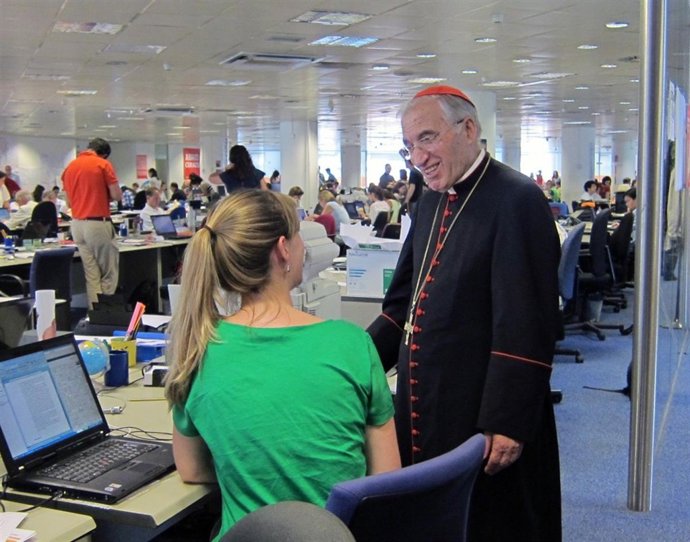 Rouco Varela Con Los Voluntarios De La JMJ