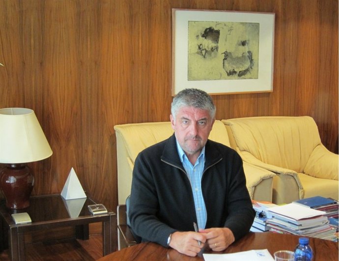 El Presidente De La Fegamp, Carlos Fernández, En Su Despacho