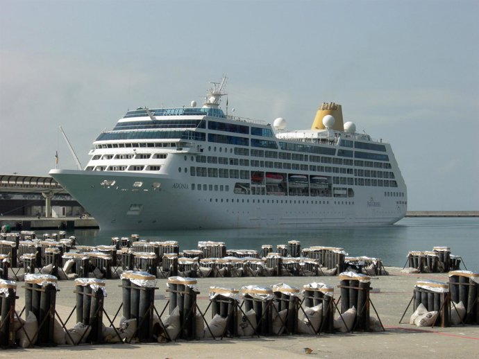 Un Crucero Junto A Los Fuegos Artificiales De La Feria De Málaga