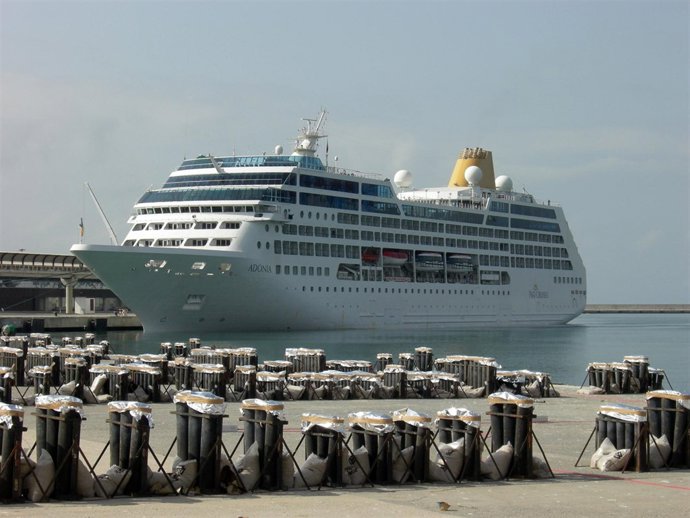 Un Crucero Junto A Los Fuegos Artificiales De La Feria De Málaga