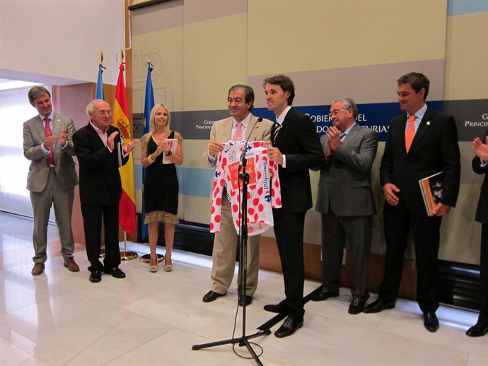 Samuel Sánchez Entrega El Mallot A Álvarez Cascos. 