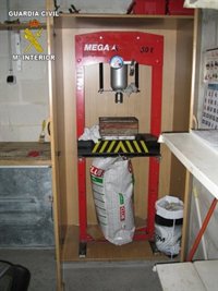 Seis de los detenidos por el laboratorio de droga de O Salnés ingresaron en prisión y dos quedaron en libertad