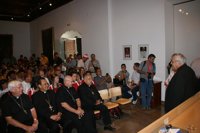 El arzobispo de Granada da la bienvenida a un centenar de jóvenes de todo el mundo