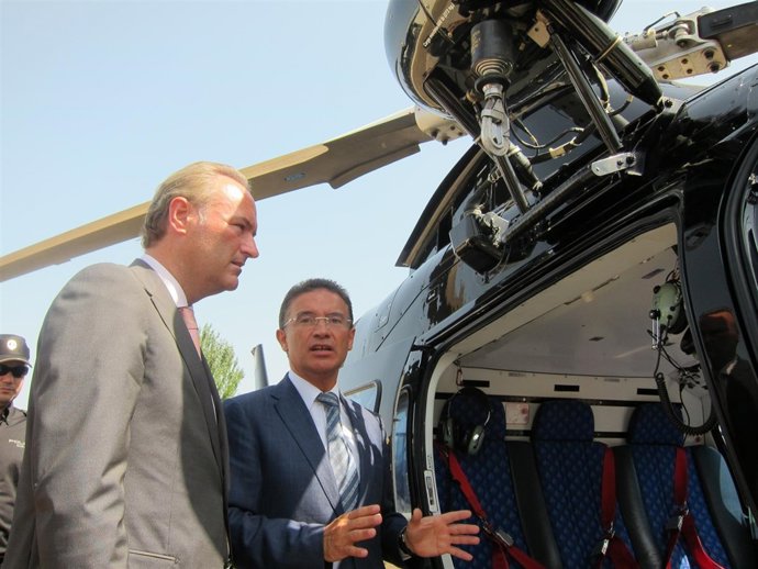 Fabra Y Castellano Durante Su Visita Al Centro De Coordinación De Emergencias 