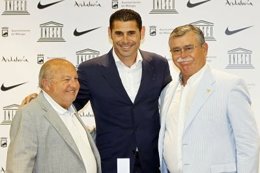 Hierro Escoltado Por J. Carlos Pérez Y Francisco Martín Miembros Del Club