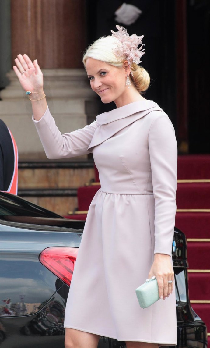 Mette-Marit Saludando Al Público