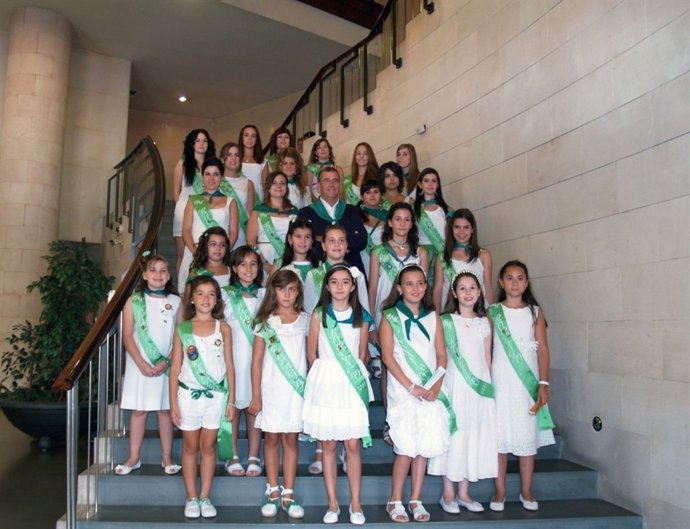 Las Marilasesas, Sus Ayudantes Y El Presidente De La Diputación 