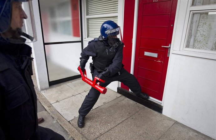 La Policía Británica Entra En La Casa De Un Supuesto Vándalo Londinense