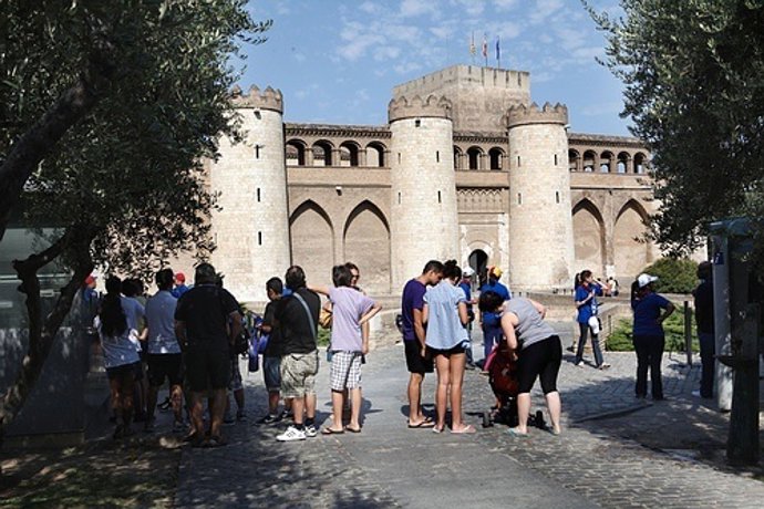Visitantes En El Palacio De La Aljafería De Zaragoza