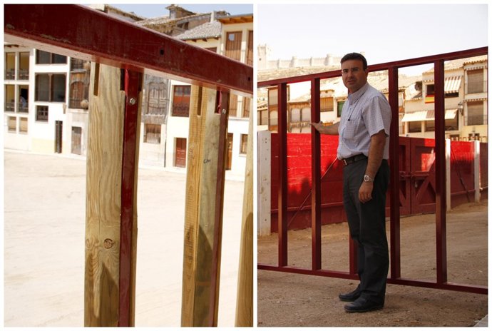 El Alcalde Junto A La Nueva Valla De Seguridad. A La Izquierda, Detalle