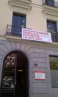 IU exige a la Consejería de Educación que retire de su fachada las pancartas con motivos religiosos