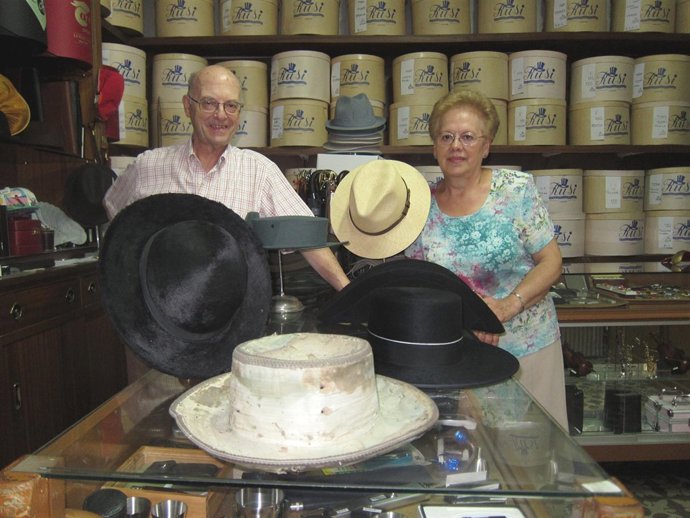 Rafael Fernández Y Carmen Ferrer De La Sombrerería Rusi De Córdoba