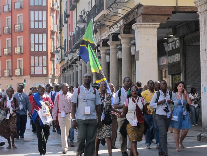 Un Grupo De Tanzanos Recorre Las Calles De Valladolid