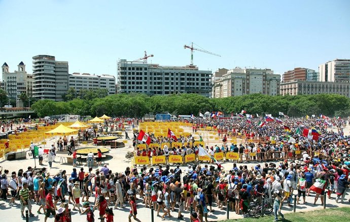 Imagen De Las Cinco Paellas Cocinadas En El Antiguo Cauce Del Turia