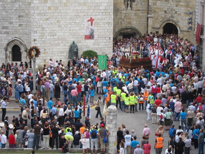 El Lignum Crucis En La Catedral De Santander, Antes De Una Procesión. 