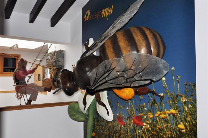 Abeja Gigante Del Museo De La Miel De Colmenar