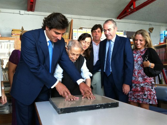 Isaac Díaz Pardo Deja Sus Huellas En El Paseo De La Fama De Sada