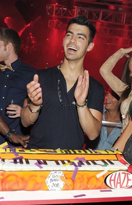 Joe Jonas Celebrando Su Cumpleaños 