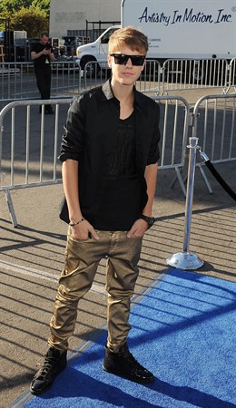 Posado De Justin Bieber En Los Premios Do Something 