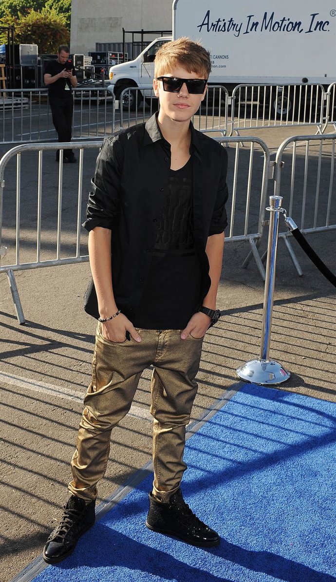 Posado De Justin Bieber En Los Premios Do Something 