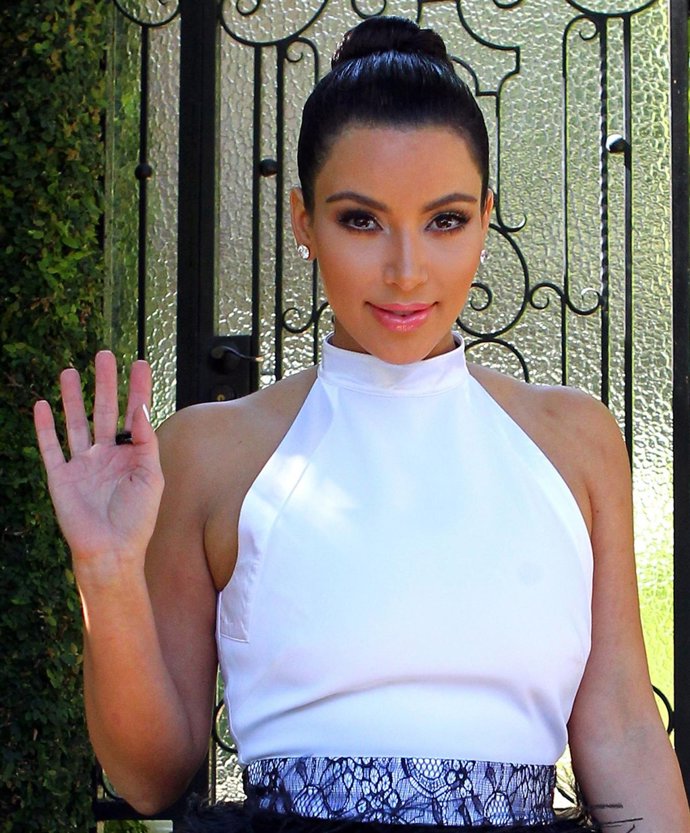 Kim Kardashian Saluda A La Prensa Mientras Sale De Su Casa 